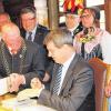 Bitte auch noch signieren: „Ich habs zwar net g'schriebn, aber unterschreiben tu ich“, sagt Heimatminister Markus Söder lässig, als Bürgermeister Fritz Steinmann ihm nicht nur das Goldene Buch der Sommerhäuser, sondern auch in ein paar Exemplare des Buches „Heimat – Der Schulmeister und sein Sohn“ zur Signatur vorlegt.