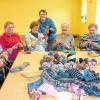 Fleißig: Die Mitglieder des Auber Strickkreises zeichnen sich durch ihre Spendenbereitschaft aus. Im Bild (von links) „Gast-Strickerin“ Edeltraut Hartung, Ingrid Hattler, Marianne Pfeuffer, Marianne Neeser, Gertrud Menth, Renate Schmidt, Annemarie Zierlein, Helga Haaf, Rita Wagenpfahl und Renate Zobel. Auf dem Bild fehlen Rita Metzger und Irmgard Streng.