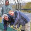 Der Krötenzaun wartet auf die Hochzeitsreisenden: Jakob Jetschni, Hubert Kornbrust und Klaus Albert stellten die lebensrettende Barriere zwischen Herbstadt und Breitensee auf.