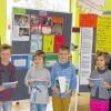 (regi)   Der 45. Internationale Jugendwettbewerb der Volks- und Raiffeisenbanken stand unter dem Motto „Immer mobil, immer online: Was bewegt dich?“ Kinder der Grundschulen in Milz, Behrungen und Untereßfeld waren eingeladen, sich daran zu beteiligen. Eine Jury der Raiffeisenbank im Grabfeld wählte aus rund 320 Bildern die besten aus. Von der Verbandsschule Untereßfeld konnten die Bilder von (von links) Jannik Gollhardt (3. Klasse), Felix Warmuth (2. Klasse), Leonard Schneier (3. Klasse), Nele Ortlauf (1. Klasse) und Katharina Kneuer (1. Klasse) die Jurymitglieder überzeugen. Die Ortssieger erhielten von Rita Gögel (rechts) und Wolfgang Schubert von der Filiale Obereßfeld Präsente als Belohnung für ihre Arbeit. Alle prämierten Beiträge der Ortssieger werden an die Landesjury nach München weitergeleitet.