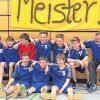 (Hops)In der übergreifenden Bezirksoberliga (ÜBOL) Staffel Nordwest holte sich die C-Jugend der TG 48 Würzburg unter ihrem Trainer Arne Sellke mit 19:5-Punkten und 297:238-Toren die Meisterschaft. Die TG Würzburg kooperiert in dieser Altersklasse mit der Handball-Abteilung des TSV Lengfeld, so dass dieser Erfolg von beiden Vereinen gleichermaßen gefeiert wird. Mit der Meisterschaft in ihrer Staffel hat sich die Mannschaft auch für die bayernweite ÜBOL-Meisterschaft qualifiziert, die am 22. März in Königsbrunn bei Augsburg stattfindet. Dortige Gegner sind die Meister der anderen ÜBOL-Staffeln: BHC 09 Königsbrunn 09, TSV Niederraunau, HSG Würm-Mitte, MTSV Schwabing, SG SHV/UHC Salzburg und TV 77 Lauf. Unser Bild zeigt das TGW-Meisterteam mit (hinten, von links) Eric Hagen, Patrick Lohn, Thomas Meier, Henry Gintner, Paul Steegmüller, Hermann Sander, David Ziegler und Trainer Arne Sellke sowie (vorne, von links) Anton Heyde, Fabian Kretzer und Christoph Mölter.