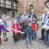 Erste Stammesgründung auf der Burg Rieneck: Die Wölflingsmeute „Spessartrudel“ bekommt Schwarzzelt überreicht.