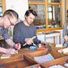 Keine weibliche Domäne mehr: Im Fach Werkpädagogik lernen außer Theresa Loschert auch die männlichen Schüler Michael Schubertrügmer (links) und Aleksandar Milinkovic, gemeinsam mit Kindern kreativ zu sein.