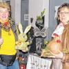 Die Organisatorinnen: Claudia Wagenpfahl (links) und Ingrid Herch zeigen Osterdekorationen, die sie an ihrem Stand anboten.