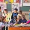 Frei nach Kandinsky: Die 3a mit Lehrerin Ricarda Weishaupt beschäftigte sich mit Kreisen, Drei- und Vierecken, Wellen, Kreuzungen und Farben. Die fertigen Schablonen schnitten sie aus und klebten ihre Werke auf Papier.