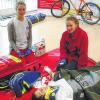 Fallbeispiel Fahrradsturz: Elisabeth Heß (links) und Luisa Schmitt „versorgen“ Theresa Lorey.
