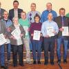 Ehre, wem Ehre gebührt: Der Vorsitzende des TSV Rüdenhausen, Norbert Bergmann (rechts), und sein Stellvertreter Günter Dürner (3. v. re) ehrten bei der Jahreshauptversammlung zahlreiche Mitglieder für 25, 40, 50, 60 und 65 Jahre Mitgliedschaft.