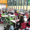 Die neue Mensa im Nägelsee-Schulzentrum wurde am Montag in Betrieb genommen; knapp 140 Essen gingen über die Theke.