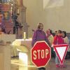 (jkl)   Im Mittelpunkt des Familiengottesdienstes in der Alslebener Kirche standen die Kinder. Das Thema lautete „Zehn Gebote sind wie Verkehrsregeln für unser Leben“. So mancher Erwachsene mag sich gewundert haben: Kinder mit Verkehrszeichen am Altar? So stand das Stop-Schild für eine nicht zu überschreitende Grenzlinie, was bedeutet, den Menschen als Nächsten zu betrachten und ihm rücksichtsvoll zu begegnen, während das Vorfahrtsschild den Weg mit der richtigen Lebenseinstellung signalisierte. Vikar Florian Lehnert erklärte die Zeichen kindgerecht mit Beispielen zu den Geboten. Der Geistliche, dem Diakon Engelbert Ruck aus Obereßfeld assistierte, weckte beim Nachwuchs viel Aufmerksamkeit. Am Ende des gut besuchten Gottesdienstes erhielt jedes Kind ein Vorfahrt-achten-Schild aus Papier mit einem Gebet auf der Rückseite.