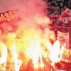 Wahnsinn: Gewaltbereite Fans des VfB Stuttgart haben bei Randalen vor und nach dem Heimspiel gegen Hertha BSC zwölf Polizisten verletzt. Bereits am 21. Februar (Bild) zündeten Stuttgarter Fans beim DFB-Pokal-Achtelfinale gegen den HSV bengalische Feuer.
