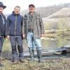 Am Fuße der Weinberge: Die Anglersportvereinigung Mainschleife Volkach 1953 hat bei Handthal neue Gewässer gepachtet. Von links: Vorsitzender Norbert Dressler, Jugendwart Thorsten Pauli und Schriftführer Peter Rinke.
