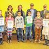 Und der Gewinner ist – die Gartenstadt-Grundschule: Bei der Auszeichnung der Schulen, die bei der Schullandheimsammlung 2014 das beste Ergebnis abgeliefert haben – (hinten von links) Ulrike Göbel (Auen-Grundschule), zweite Bürgermeisterin Sorya Lippert, Ulrike Hieronymus (Gartenstadt-Grundschule), Schullandheimbeauftragter Klaus Grübel, Schulamtsdirektor Jürgen Eusemann (Schulamtsdirektor) und Jutta Knötig (Schiller-Grundschule) zusammen mit stolzen Schülern.