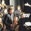 Stimmungsvoll: Saxofonist Johannes Ballweg mit der Senior Big Band unter der Leitung von Marcel Steinrichter.
