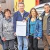 (si)   Seit 40 Jahren ist Stefan Schubart (Mitte) bei der Elektro-Service Noppinger beschäftigt. Er trage bis heute einen wesentlichen Anteil am Erfolg des Unternehmens und war mitverantwortlich für die Ausbildung von bisher 75 Lehrlingen, würdigten (von links) Werner und Anni Noppinger seine Arbeit. Die Firmengründer überreichten ihm für die Treue zum Unternehmen eine Urkunde. Es gratulierten auch Annette und Jürgen Noppinger.