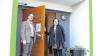 Ab sofort öffentlich: Holger Langer und Annegret Hauser von der Innopark Service GmbH vor dem Eingang des Boardinghouse Kitzingen im Gebäude 98 der ehemaligen Larson-Kaserne. Die preisgünstige Langzeitunterkunft steht seit Januar der Öffentlichkeit zur Verfügung.FOTOs Siegfried Sebelka
