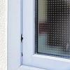 Einbruchsspuren: Aufhebelversuche an Fenstern des Kindergartens Spatzennest in Erbshausen-Sulzwiesen. Kindergartenleiterin Christiane Strauß begutachtet die Schäden.