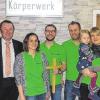 (mme)  Nach arbeitsreichen Monaten eröffneten die aus Oberelsbach stammenden Physiotherapeuten Thomas Rott und Mario Weigand nun ihre Praxis „Körperwerk 360°“ direkt am Bischofsheimer Marktplatz. Aus der ehemaligen Schlecker-Filiale wurden modern eingerichtete Praxisräume mit einem großen Trainingsbereich geschaffen. Den „Tag der offenen Tür“ zur Eröffnung nutzten die Physiotherapeuten, der Bevölkerung die neuen Räumlichkeiten und das Leistungsspektrum vorzustellen. Neben den herkömmlichen Therapiemethoden werden hier auch spezielle Therapieformen wie Osteopathie, Kinesiologie und Kiefergelenksbehandlungen angeboten. Ein weiteres Standbein ist die medizinische Trainingstherapie mit Ausdauer- und Kraftgeräten. Das Bild zeigt bei der Eröffnung (von links): Pfarrer Manfred Endres, Bürgermeister Udo Baumann, Kerstin und Thomas Rott, Mario und Christina Weigand mit Töchterchen Emma sowie Bürgermeisterin Birgit Erb.