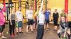 Hartes Training: Veronika Eibl, Sportwissenschaftlerin bei CrossFit Würzburg, gibt einem der Teilnehmer Tipps bei der Ausführung von „Kettlebell-Snatches“, einer Übung mit der „Kettlebell“, der Kugelhantel, gibt.