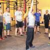 Hartes Training: Veronika Eibl, Sportwissenschaftlerin bei CrossFit Würzburg, gibt einem der Teilnehmer Tipps bei der Ausführung von „Kettlebell-Snatches“, einer Übung mit der „Kettlebell“, der Kugelhantel, gibt.