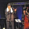 (hawo)   Was passiert, wenn einer der charismatischsten Entertainer und beeindruckendsten Soulsänger dieses Landes auf eines der erfolgreichsten Swing-Trios des deutschsprachigen Raumes trifft? Dann entstehe etwas Neues und bislang in dieser Form noch nicht Gehörtes, heißt es in einem Veranstaltungshinweis des Haßfurter Kulturamts. Am Samstag, 7. März, um 20 Uhr, gastieren Ron Williams & Jörg-Seidel-Trio mit „Jazzin?up your soul“ in der Rathaushalle in Haßfurt. Mit dem Programm gelinge dem Entertainer, Schauspieler, Moderator, Musicaldarsteller und Sänger Ron Williams ein musikalischer Spagat: die Verbindung von großen Soul- und Bluessongs mit einer geradezu klassischen Swing-Besetzung. „Die große Soulstimme Deutschlands“ interpretiert die Soulklassiker der 1960er und 1970er Jahre – das Jörg-Seidel-Swing-Trio schaffe den unerwarteten und frischen Sound abseits der Hörgewohnheiten. Was der Jazzgitarrist Seidel mit Joe Dinkelbach am Piano und Gerold Donker am Bass für Grooves erzeugen können, lässt den Hörer tanzen und zur Musik wippen. Songs von Ray Charles, Ben E. King und anderen, aber auch von Nat King Cole, Frank Sinatra und Tony Bennett, gehören zum Repertoire dieses Trios. das die perfekte Symbiose von Blues, Swing und Soul darstellt. „Eine großartige Stimme, ein charismatischer Bühnenauftritt, perfekte und amüsante Moderation, dazu ein swingendes Trio von internationalem Format“ – mehr brauche es nicht, um eine in jeder Hinsicht begeisternde Show auf die Bühne zu bringen. Vorverkauf: Musik Hofmann in Hofheim und beim Kulturamt Haßfurt,  (0 95 21)9 58 57 45.