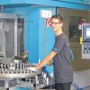 Hat den Dreh raus: Ferienjobler Oliver Trabert aus Brendlorenzen, beschäftigt bei der Firma Reich GmbH in Mellrichstadt, beim Bestücken einer CNC-gesteuerten Mehrspindeldrehmaschine.