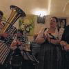 Stimmung im Wirtshaus: Mit fränkisch-bayerischem Liedgut begeisterten die Musiker der Gruppe „MultiFranKulti“ – (von links) Raphael Dives, Geraldine Winkler, Franziska Schraud und Stefan Schalanda – ihr Publikum beim Wirtshaussingen in der Schlossgaststätte in Rimpar.
