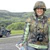 (nibo)   Sichtlich beeindruckt und auch ein wenig erleichtert lacht Main-Post-Volontärin Sara Sophie Schmitt in die Kamera. Gerade noch war die Jungjournalistin mit einem Bundeswehr-Konvoi unterwegs, als der Geländewagen unter Beschuss geriet. Doch keine Bange – es war eine Übung. Die Main-Post-Volontäre nahmen gemeinsam mit ihren Kollegen der Augsburger Allgemeinen und der Allgäuer Zeitung an einem Manöver auf dem Truppenübungsgelände in Wildflecken teil. Sechs der fast 50 Volontäre, eine davon Sara Sophie Schmitt, durften sich an der Übung „Blauer Reiter 2013/1“ auch aktiv beteiligen. Neben der Fahrt im Konvoi versuchten sich vier Kollegen als Kriegsberichterstatter und fühlten Oberstleutnant Bollinger auf den Zahn. Als Zaungäste verfolgten die Journalisten zum Beispiel, wie die Soldaten des Logistikbataillons 467 aus Volkach (Landkreis Kitzingen) von Pappkameraden beschossen wurden, als sie ein verunglücktes Auto bergen wollten. Für die Volontäre der drei Partnerzeitungen war es das erste Mal, dass sie gemeinsam einen sogenannten „Volotag“ unternahmen. Wie die Soldaten wohnten sie zusammen in der Kaserne und lernten so nicht nur den Soldatenalltag, sondern auch ihre Kollegen kennen.