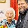 90. Geburtstag: Martin Harth, Dritter Bürgermeister der Stadt Marktheidenfeld, gratuliert Erika Behrendt.