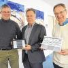 AWMT-Betriebsleiter Walter Scheckenbach (rechts) präsentierte Landrat Reinhard Frank den individuellen Abfallkalender für dessen Privatadresse.  AWMT-Mitarbeiter Michael Schinnagel (links) erläuterte die Neuerungen.