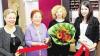 (fp)   Evelyn Habelsberger hat ihren Friseursalon in der Schuhstraße 9 in Gerolzhofen an ihre Tochter Monique Kuhlmann übergeben. Am Dienstag durchschnitt Edeltraud Kunkel das symbolische rote Band der Geschäftsübergabe. Edeltraud Kunkel war vor 18 Jahren die erste Kundin in dem Friseurgeschäft und durfte auch diesmal wieder den Startschuss für ein neues Kapitel in der Geschichte des Familienbetriebs geben. Für ihre langjährige Treue überreichte ihr Monique Kuhlmann einen Strauß Blumen. In den vergangenen Wochen wurde der Friseursalon komplett umgebaut und renoviert. Es entstanden schmucke eigene Bereiche für Damen und Herren. Evelyn Habelsberger wird auch in Zukunft zusammen mit ihren beiden Töchtern Monique Kuhlmann und Sarah Habelsberger für ihre Kunden tätig sein. Unser Foto zeigt das Durchschneiden des symbolischen Bandes mit (von links) Evelyn Habelsberger, Edeltraud Kunkel, Monique Kuhlmann und Sarah Habelsberger, die 2014 Kammersiegerin wurde. Kontakt: Friseursalon Habelsberger, Schuhstraße 9, 97447 Gerolzhofen,  (0 93 82) 3 11 22.