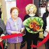 (fp)   Evelyn Habelsberger hat ihren Friseursalon in der Schuhstraße 9 in Gerolzhofen an ihre Tochter Monique Kuhlmann übergeben. Am Dienstag durchschnitt Edeltraud Kunkel das symbolische rote Band der Geschäftsübergabe. Edeltraud Kunkel war vor 18 Jahren die erste Kundin in dem Friseurgeschäft und durfte auch diesmal wieder den Startschuss für ein neues Kapitel in der Geschichte des Familienbetriebs geben. Für ihre langjährige Treue überreichte ihr Monique Kuhlmann einen Strauß Blumen. In den vergangenen Wochen wurde der Friseursalon komplett umgebaut und renoviert. Es entstanden schmucke eigene Bereiche für Damen und Herren. Evelyn Habelsberger wird auch in Zukunft zusammen mit ihren beiden Töchtern Monique Kuhlmann und Sarah Habelsberger für ihre Kunden tätig sein. Unser Foto zeigt das Durchschneiden des symbolischen Bandes mit (von links) Evelyn Habelsberger, Edeltraud Kunkel, Monique Kuhlmann und Sarah Habelsberger, die 2014 Kammersiegerin wurde. Kontakt: Friseursalon Habelsberger, Schuhstraße 9, 97447 Gerolzhofen,  (0 93 82) 3 11 22.