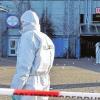 Ermittlungen: Nach dem Schusswechsel untersucht die Spurensicherung den Tatort am Bahnhof im Stuttgarter Stadtteil Untertürkheim.
