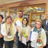 Vorsitzende Waltraud Kleinert vom VdK-Ortsverband Sulzfeld und die geehrten Mitglieder (von links) Heidemarie Graupner (zehn Jahre), Fridolin Schwab (30 Jahre), Beate Patek (zehn Jahre), Birgitt Möller (zehn Jahre). Gratulant war auch Kreisvorsitzender Dirk Brosge (rechts).FOTO: Thomas Hälker