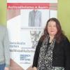 Demokratie stärken: Birgit Mair (Mitte) eröffnete im Beisein von Sozialkundelehrer Jürgen Bischof (links) und Schulleiter Karl Fuchs die Ausstellung zum Rechtsradikalismus.
