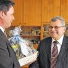 Dank und Anerkennung: Rödelsees Bürgermeister Burkhard Klein gratulierte Altbürgermeister Friedrich Amberger zum 80. Geburtstag und überbrachte die Nachricht, dass der Ehrenbürger wird.
