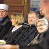 (mr)   Vertreter der christlichen, muslimischen und der Bahai-Gemeinde haben am Sonntagabend vor rund 200 Zuhörern im Ratssaal des Rathauses Gebete und Texte zum Thema Frieden vorgetragen. Organisiert wurde die Veranstaltung vom Interreligiösen Gesprächskreis Würzburg in Zusammenarbeit mit der Stadt Würzburg. Sie ist der Auftakt zur einer Veranstaltungsreihe aus Anlass „70 Jahre Frieden in Deutschland“. Schirmherr ist Oberbürgermeister Christian Schuchardt. Beteiligt waren Bürgermeister Adolf Bauer, Professor Norbert Klaes (Interreligiöser Gesprächskreis), die evangelische Dekanin Edda Weise (Zweite von links), Imam Azmi Savas von der Moscheegemeinde DITIB, Kirsten Lüken von der Bahá'í-Gemeinde, der katholische Stadtdekan Jürgen Vorndran (Dritter von links) und Imam Zahir Durakoviæ (links) vom Islamisch-bosnischen Kulturzentrum in Würzburg.