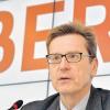 Am Freitagabend: Karsten Mühlenfeld vor der Presse am Flughafen Willy Brandt in Schönefeld.