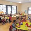 (jun)  „Von der Ruine ins Schloss“ – mit dieser bewusst etwas überzeichneten Aussage machte Sandra Elsesser am Montagnachmittag ihre große Zufriedenheit über den am selben Tag bezogenen neuen Kindergarten in Sendelbach deutlich. Am Morgen haben das 16-köpfige Personal und die Kinder den auf knapp vier Millionen veranschlagten Hort an der Ostlandstraße in Beschlag genommen – „mit strahlenden Augen“, wie die Leiterin des Kindergartens sagt. Die offizielle Eröffnung wird erst im Mai gefeiert, wenn auch das Außengelände fertig ist. Der neue Kindergarten ist ausgelegt auf bis zu 105 Kinder, verteilt auf fünf Gruppen (im Bild eine davon). Laut Elsesser sind die Plätze ausgebucht. Ab September soll der Kindergarten am Abend bis 20 Uhr geöffnet sein, probeweise für ein Jahr. Schon jetzt gibt es eine neue Telefonnummer: (0 93 52) 6 04 68 01. Foto: KiGA