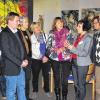 Rundgang im Haus St. Michael: Leiterin Anne Hüttner (Mitte rechts), hier neben Kathi Petersen, MdL, und anderen SPD-Politikern, erklärt die Strukturen des Hauses, in dem auch das Mehrgenerationenhaus untergebracht ist.