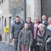 Vier Generationen Lindelbacher Geschichte: (von links) Markus und Julian Scheder, Hermann Gessner, Elke Scheder, Anna Meyer, Michael Scheder, Isabel Scheder und Renate Gessner vor dem Alten Rathaus in Lindelbach.