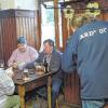 Karteln für die Kameras: Ein Team des Bayerischen Fernsehens filmte am Donnerstag im ehemaligen Gasthof Hofmann in Wernfeld. Auf dem Foto nimmt das Kamerateam gerade eine Kartrunde auf.