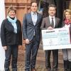 Spende zum doppelten Geburtstag: Peter und Karina Grampp überreichten der städtischen Sing- und Musikschule am Donnerstag 3500 Euro. Im Bild von links: die stellvertretende Musikschul-Leiterin Petra Breitenbach, Bürgermeister Mario Paul, Peter und Karina Grampp und Musikschul-Leiter Peter Häring.