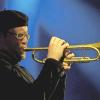 (kri)   Jazz ist im Kult am Sonntag, 1. März, um 16.30 Uhr angesagt: Trompeter Axel Schlosser gastiert mit seinem Quartett in Niederstetten, um Musik der Jazzgiganten Louis Armstrong und Duke Ellington vorzustellen. Seit 2002 ist Axel Schlosser Solo-Trompeter der hr-Bigband. Er blickt auf eine umfangreiche Zusammenarbeit mit unzähligen Jazzgrößen zurück, heißt es in einer Pressemitteilung. Auf dem Programm stehen Kompositionen aus dem Repertoire der Jazzlegenden Louis Armstrong und Duke Ellington, aber auch Eigenkompositionen Axel Schlossers. Neben Axel Schlosser spielen Thilo Wagner (Klavier), Jean-Philippe Wadle (Bass) und Jean Paul Höchstädter (Schlagzeug). Einlass ist ab 15.30 Uhr. Der Eintritt: kostet 10 Euro (ermäßigt 8 Euro). Kartenreservierung bei der Städtischen Mediothek,  (0 79 32) 6 00 32; E-Mail: mediothek@niederstetten.de; Infos unter www.axelschlosser.de im Internet.