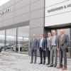 Zogen alle an einem Strang: Vor dem Neubau im Kürnacher Gewerbegebiet Wachtelberg, (von links) Architekt Andreas Appelt, Bürgermeister Thomas Eberth, Inhaber Andreas Hofmann, Jaguar-Vertriebschef Axel Ecke und Inhaber Michael Brückner.
