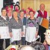 Fasching in Humprechtshausen: Gertrud Riedel (links), Ansgar Mauder (Dritter von rechts), Karlheinz Schäfer (rechts) und Gemeindereferentin Johanna Dünninger (Fünfte von links) sowie Irmgard Zehe, Gertrud Budig Maria Ott, Inge Krug, Anna Fraunholz, Klara Öhler und Edith Unrath (von links).