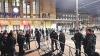 Polizisten bewachen am Mittwochabend den abgesperrten Bahnhof in Leipzig.