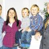 Neues Gesundheitsangebot in Ostheim: Sören Rehm mit Frau Sindy und den Söhnen Patrice und Marcell bei der Eröffnung ihrer Praxis für Osteopathie mit Bürgermeister Ulrich Waldsachs (rechts).