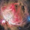 Unser Bild zeigt den so genannten Orionnebel im Sternbild Orion. Er ist bereits mit dem bloßen Auge sichtbar, derartige Details wie hier abgebildet zeigt er jedoch nur beim Blick durchs Teleskop oder auf Kameraaufnahmen.