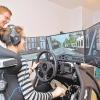 Moderne Fahrschule: Fahrlehrer Thorsten Heidingsfelder erklärt Main-Post-Praktikantin Eva Juan den Umgang mit dem Fahrsimulator.