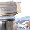 Spechtschäden: Ein Hausbesitzer in Zell sichert seine Hauskante professionell mit massivem Blech.